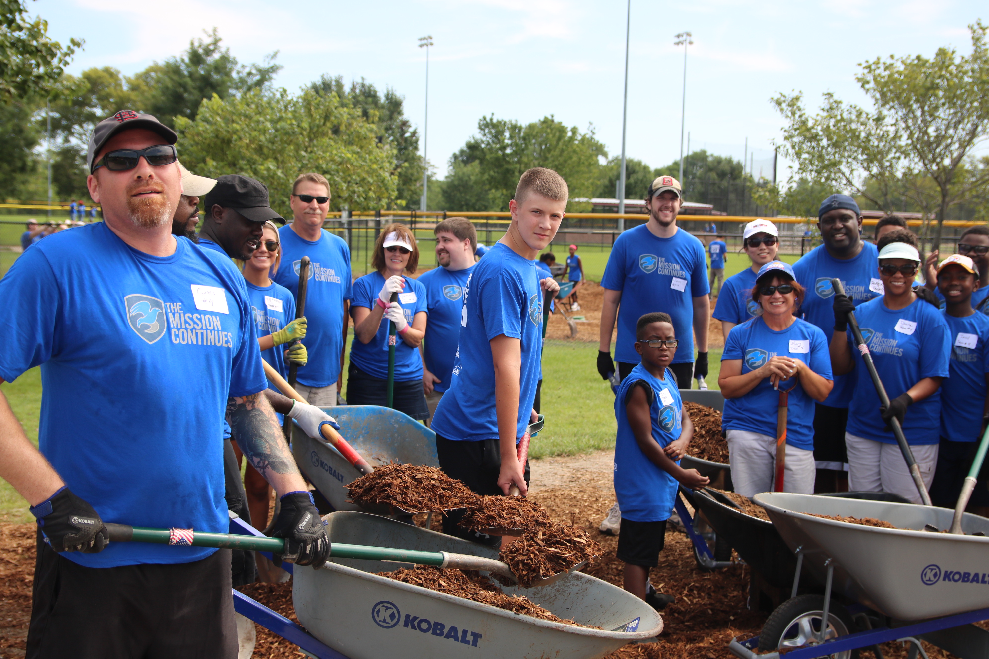 Veteran and non-veteran volunteers work together during the Summer Service Slam in East St. Louis, a project planned by Jessica, August 2015.