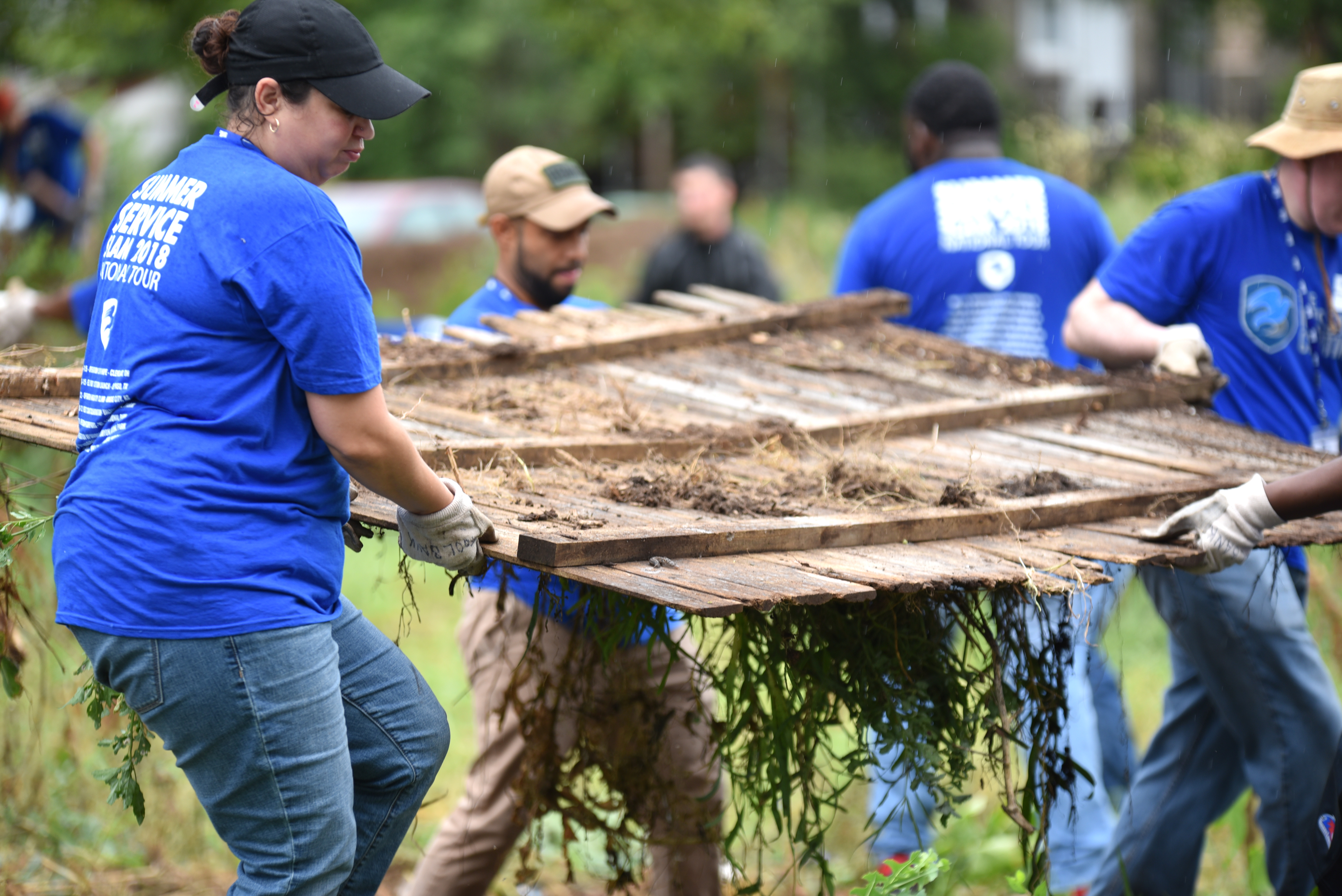 Our volunteers spent their summer vacations serving during our Summer Service Slam event, in which platoon members took part in five large-scale service projects in every part of the country over the course of three weekends.